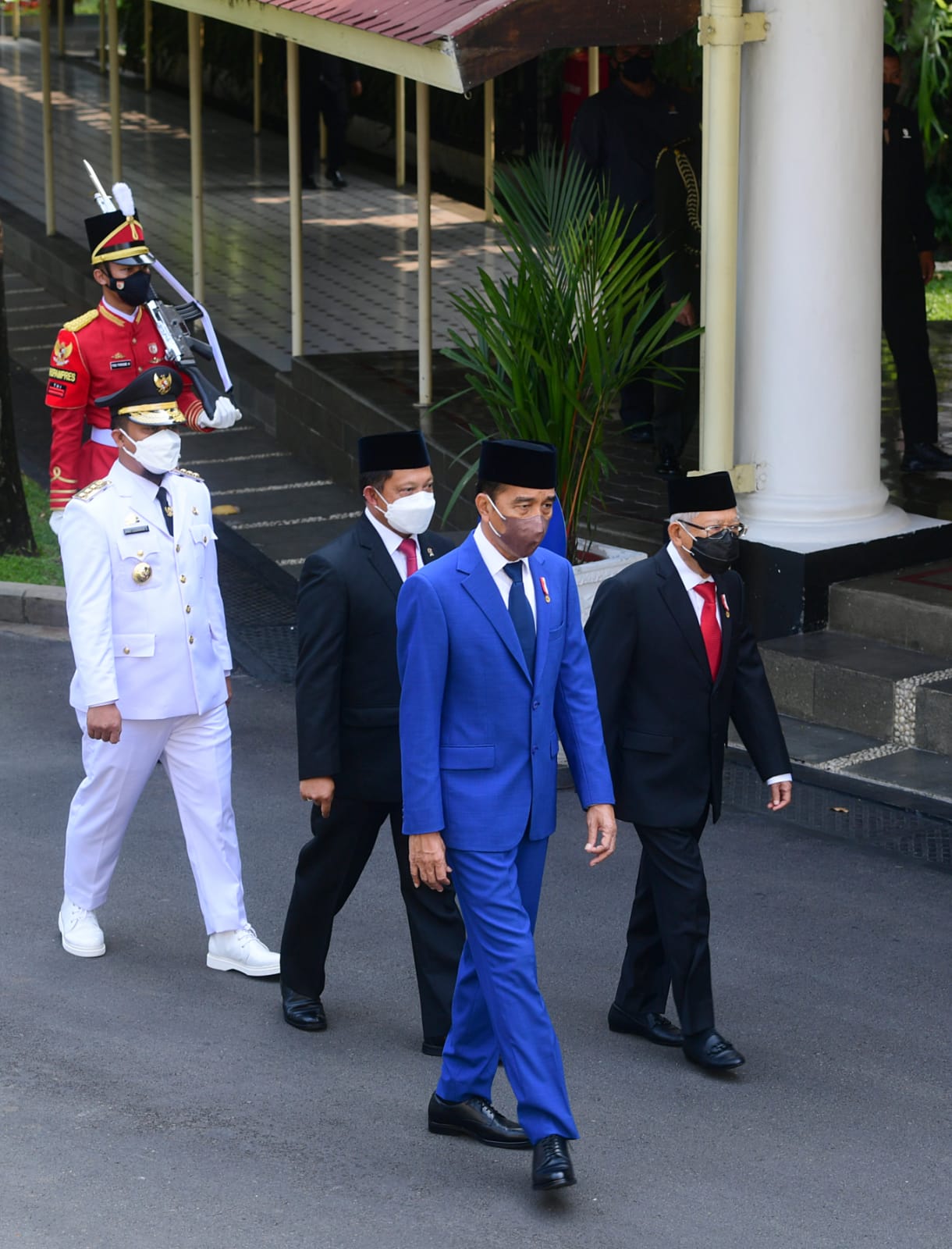 Sah, Dilantik di Istana Andi Sudirman Gubernur Termuda di Indonsia